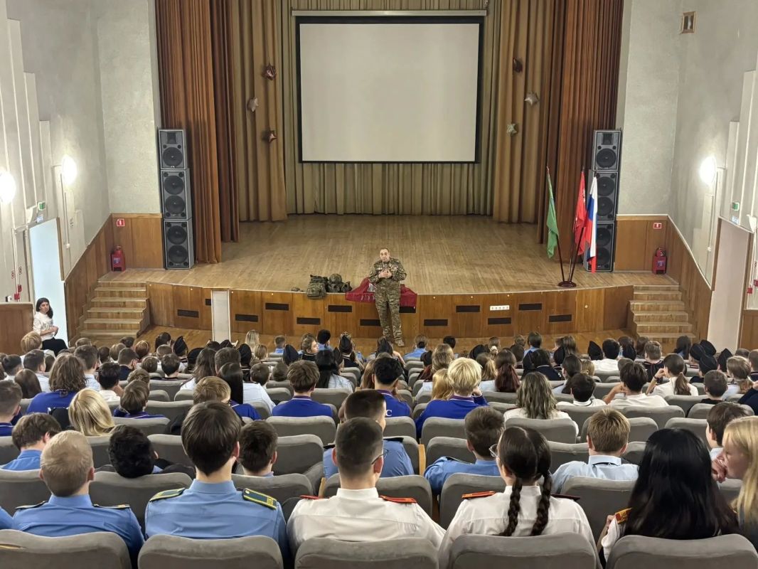 В Ново-Харитоновской школе №10 прошёл урок мужества ко Дню народного единства В Ново-Харитоновской школе №10 прошёл урок мужества ко Дню народного единства