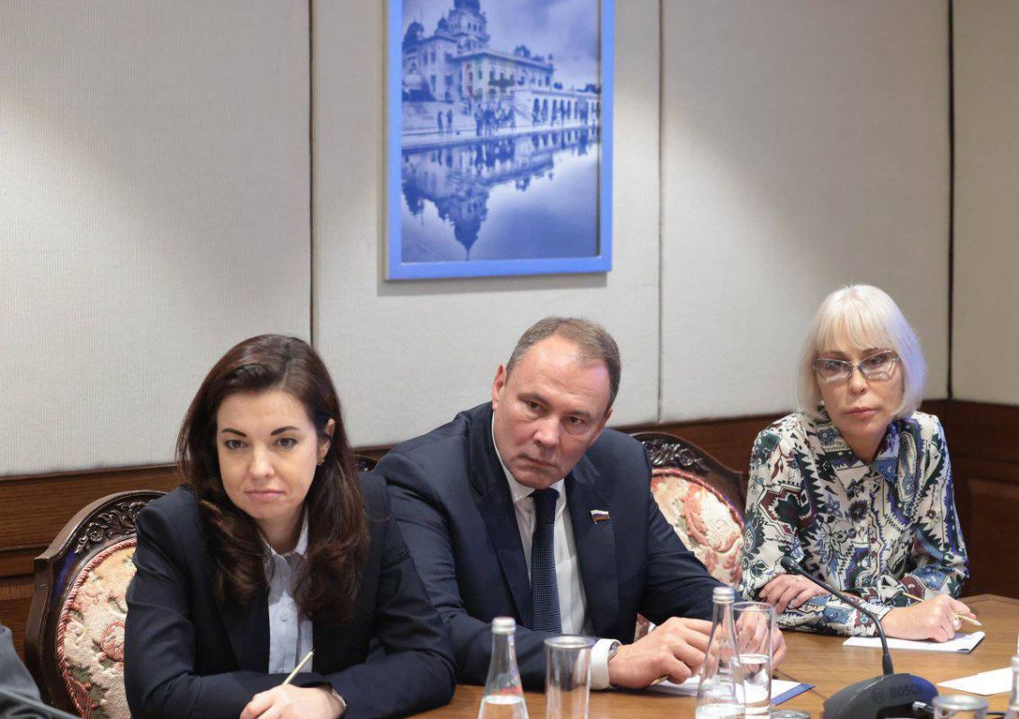25 октября «на полях» XII Международного Парламентского форума БРИКС в Нью-Дели, Индия, Председатель Государственной Думы Федерального Собрания Российской Федерации В.В.Володин провел двусторонние встречи с зарубежными... 25 октября «на полях» XII Международного Парламентского форума БРИКС в Нью-Дели, Индия, Председатель Государственной Думы Федерального Собрания Российской Федерации В.В.Володин провел двусторонние встречи с зарубежными...