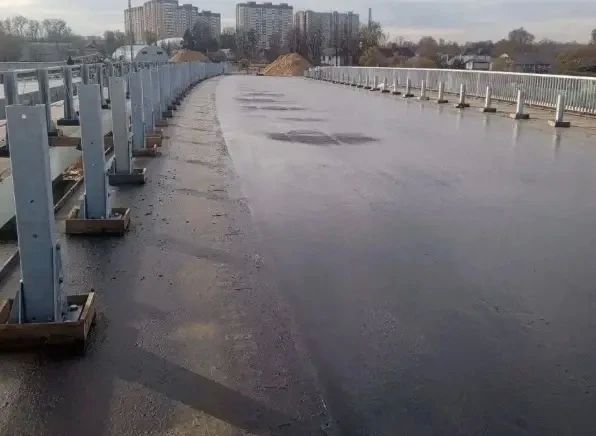 На мосту через Клязьму в Мытищах приступили к укладке асфальта На мосту через Клязьму в Мытищах приступили к укладке асфальта