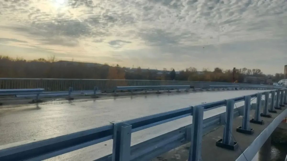 На мосту через Клязьму в Мытищах приступили к укладке асфальта На мосту через Клязьму в Мытищах приступили к укладке асфальта