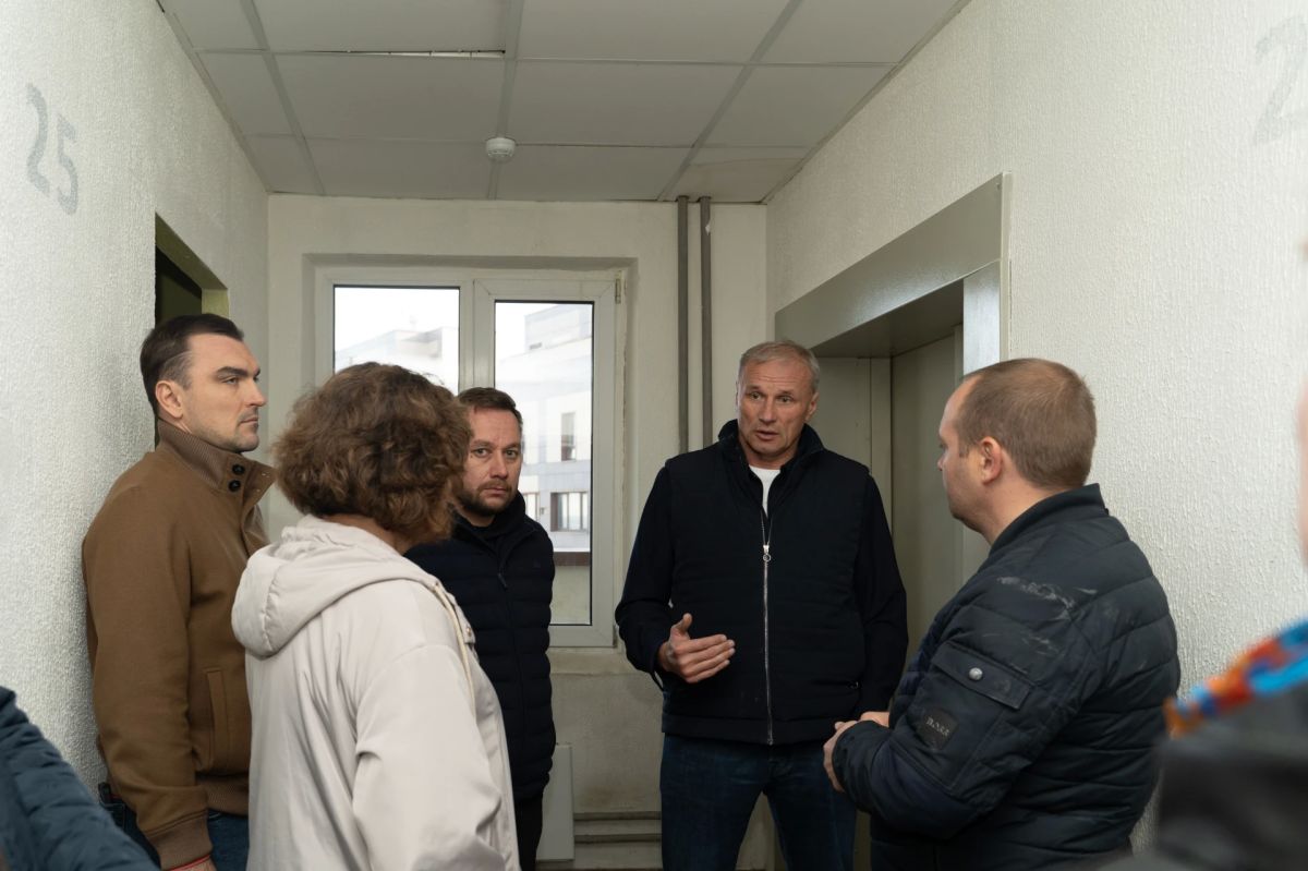 Заместитель председателя Правительства Московской области Дмитрий Сватковский проверил ход восстановительных работ в пострадавшем от атаки БПЛА доме на ул. Гагарина Заместитель председателя Правительства Московской области Дмитрий Сватковский проверил ход восстановительных работ в пострадавшем от атаки БПЛА доме на ул. Гагарина