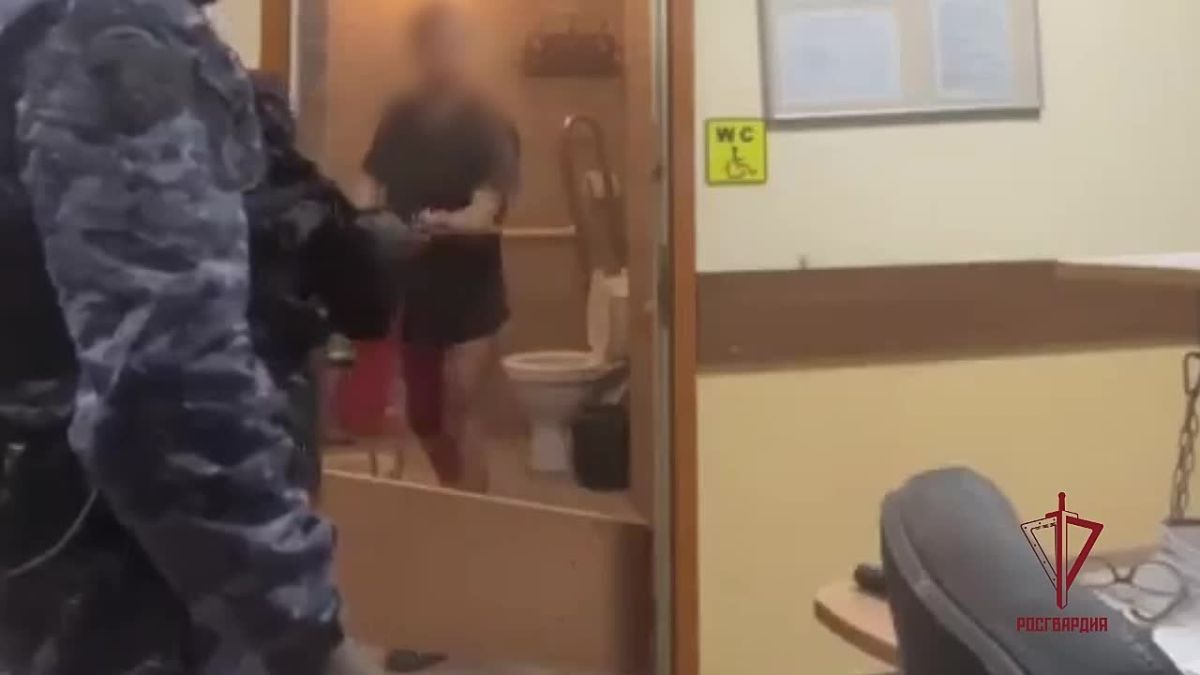 Разбил окно и забаррикадировался с огнетушителем в руках: в Подмосковье росгвардейцы задержали дебошира, незаконно проникшего в школу
