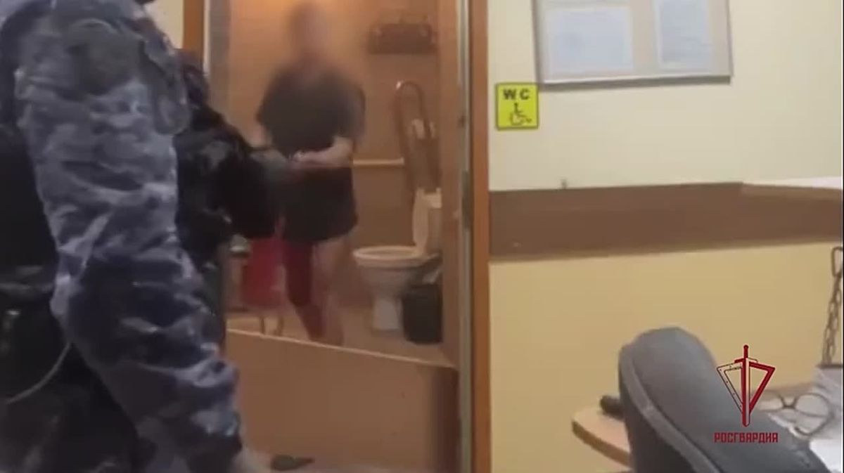 Пьяный дебошир разбил окно, ворвался в школьный туалет и начал бороться с "невидимой силой" огнетушителем