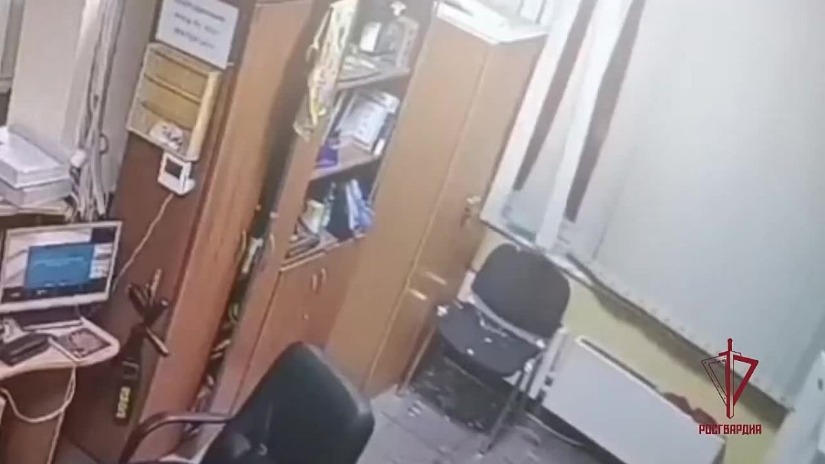 Голозадый мужчина подшофе ворвался в подмосковную школу и закрылся в туалете, отражая огнетушителем нападение "невидимой силы"