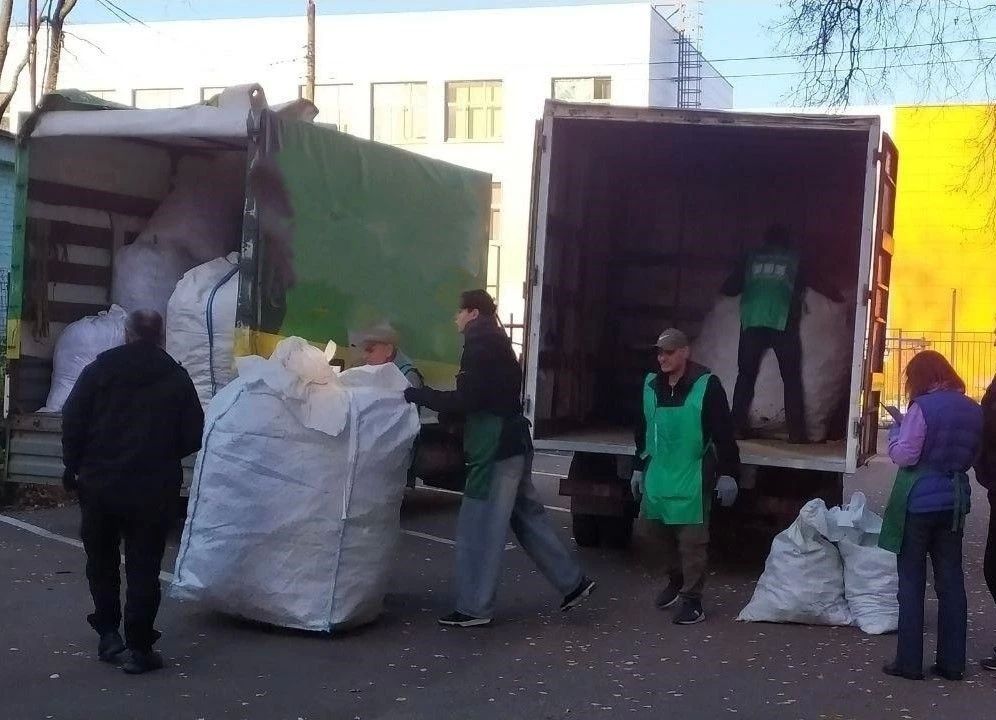 Два грузовика вторсырья собрали на переработку жители и волонтеры в Королеве Два грузовика вторсырья собрали на переработку жители и волонтеры в Королеве