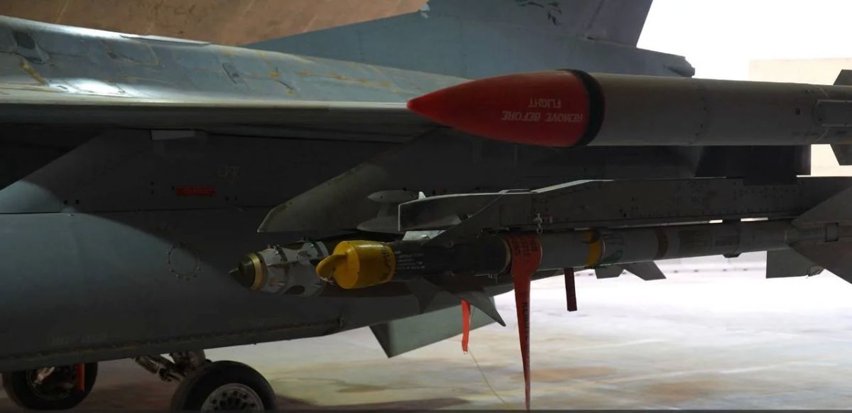 Королевские военно-воздушные силы Иордании опубликовали фотографии, на которых изображены F-16AM перед миссией "ударов по убежищам террористических организаций" в Сирии в ответ на нападение террористов на православную... Королевские военно-воздушные силы Иордании опубликовали фотографии, на которых изображены F-16AM перед миссией "ударов по убежищам террористических организаций" в Сирии в ответ на нападение террористов на православную...