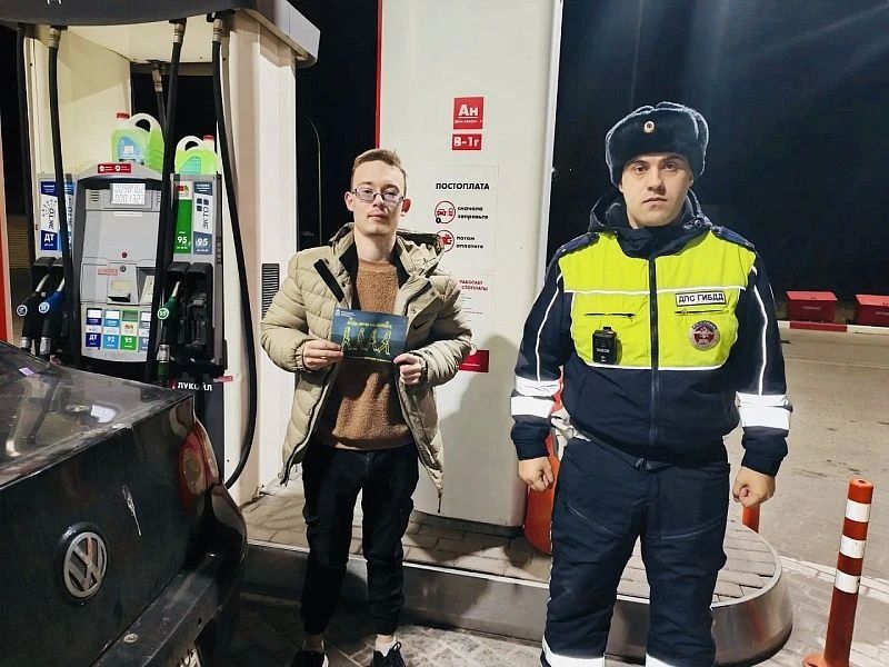В рамках социального раунда «Засветись» сотрудники Госавтоинспекции провели профилактические беседы с посетителями автозаправочных станций В рамках социального раунда «Засветись» сотрудники Госавтоинспекции провели профилактические беседы с посетителями автозаправочных станций
