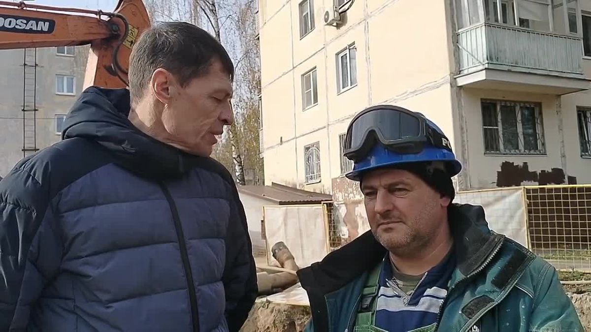 Контроль на месте: ход работ по переврезке теплосети на ул. Дружбы