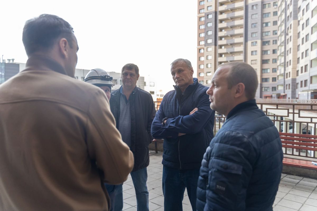 Заместитель председателя Правительства Московской области Дмитрий Сватковский проверил ход восстановительных работ в пострадавшем от атаки БПЛА доме на ул. Гагарина