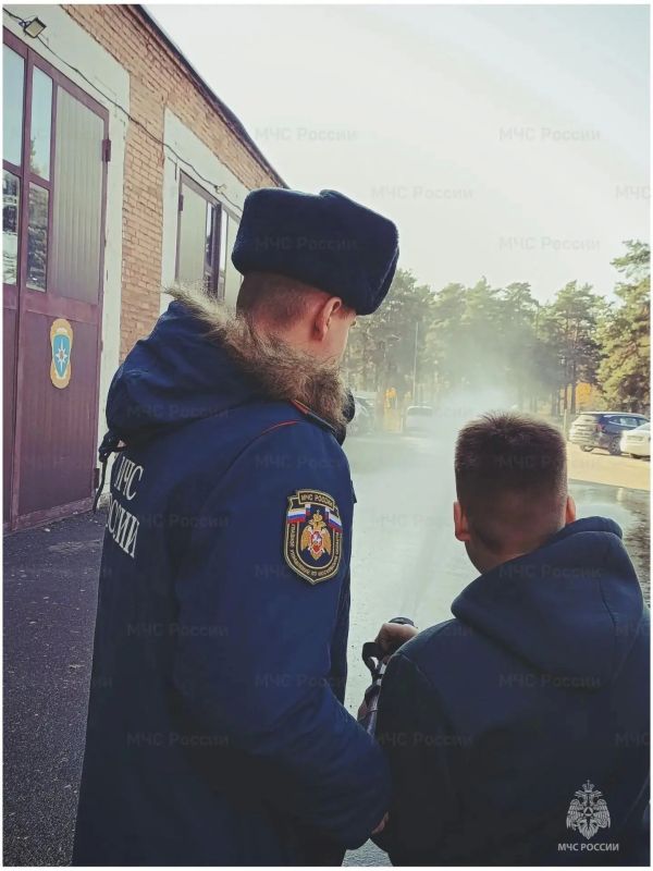 Раменские школьники увидели будни огнеборцев изнутри: экскурсия в 42-ю пожарно-спасательную часть Раменские школьники увидели будни огнеборцев изнутри: экскурсия в 42-ю пожарно-спасательную часть