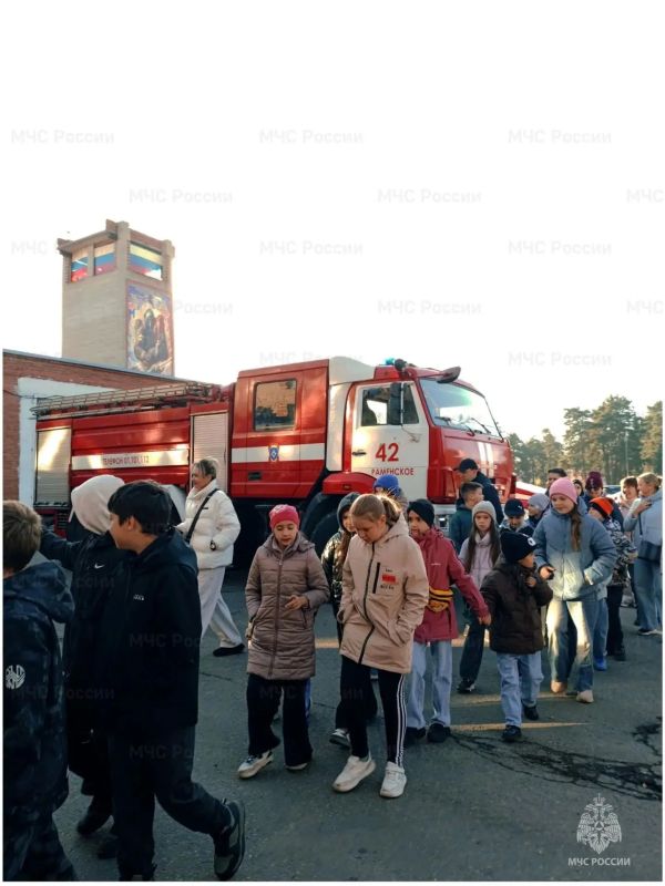 Раменские школьники увидели будни огнеборцев изнутри: экскурсия в 42-ю пожарно-спасательную часть Раменские школьники увидели будни огнеборцев изнутри: экскурсия в 42-ю пожарно-спасательную часть