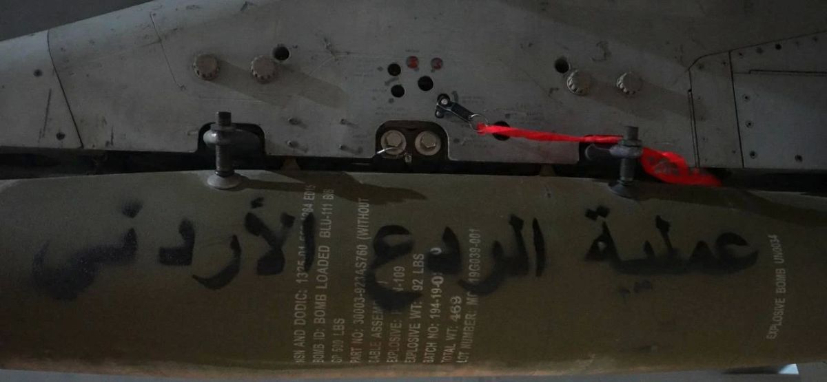Королевские военно-воздушные силы Иордании опубликовали фотографии, на которых изображены F-16AM перед миссией "ударов по убежищам террористических организаций" в Сирии в ответ на нападение террористов на православную... Королевские военно-воздушные силы Иордании опубликовали фотографии, на которых изображены F-16AM перед миссией "ударов по убежищам террористических организаций" в Сирии в ответ на нападение террористов на православную...