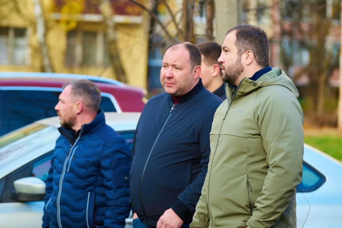 Михаил Собакин: Утро начали с обхода внутридворовых территорий и общественных пространств микрорайона "Полиграф" Михаил Собакин: Утро начали с обхода внутридворовых территорий и общественных пространств микрорайона "Полиграф"