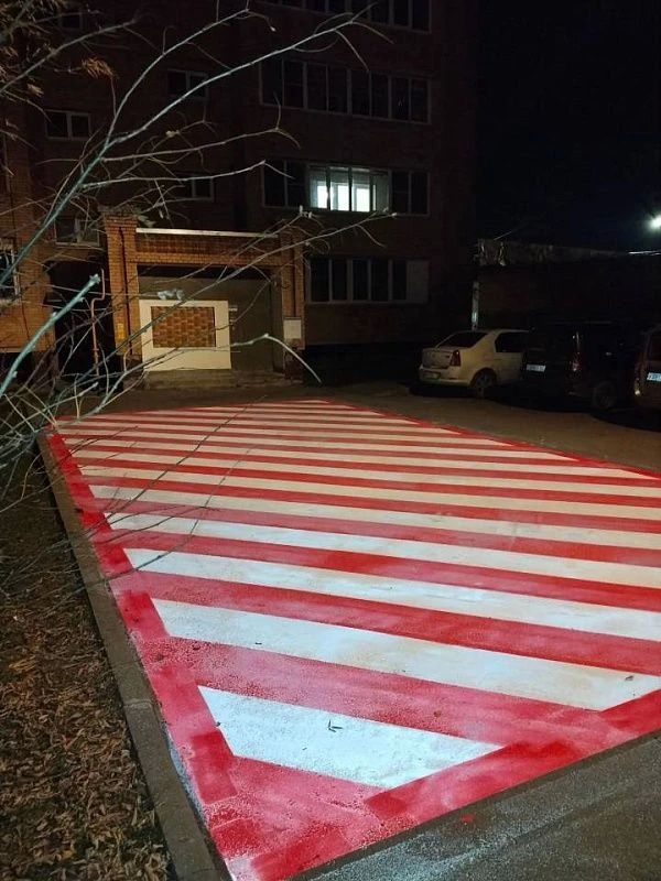 Пожарные площадки во дворах жилых домов — это специально оборудованные зоны, которые обеспечивают беспрепятственный проезд и манёвр пожарной техники при тушении возгораний Пожарные площадки во дворах жилых домов — это специально оборудованные зоны, которые обеспечивают беспрепятственный проезд и манёвр пожарной техники при тушении возгораний