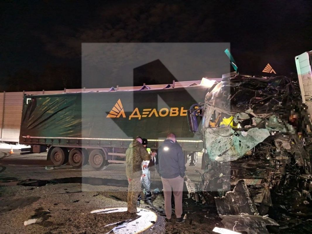 Водителя зажало насмерть после жёсткого столкновения двух фур в Подмосковье — ещё один человек пострадал, сообщил источник РЕН ТВ Водителя зажало насмерть после жёсткого столкновения двух фур в Подмосковье — ещё один человек пострадал, сообщил источник РЕН ТВ