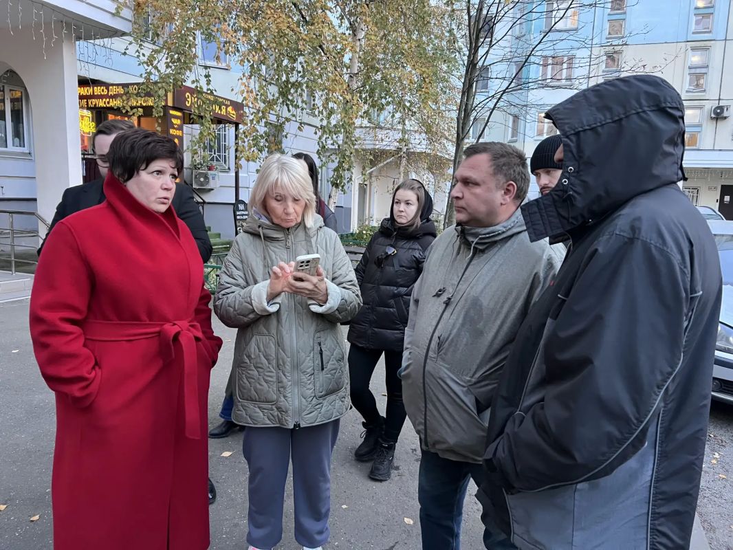 На связи с жителями. Заместитель главы городского округа Красногорск Елена Горшкова провела обход двора дома № 19 на Красногорском бульваре На связи с жителями. Заместитель главы городского округа Красногорск Елена Горшкова провела обход двора дома № 19 на Красногорском бульваре