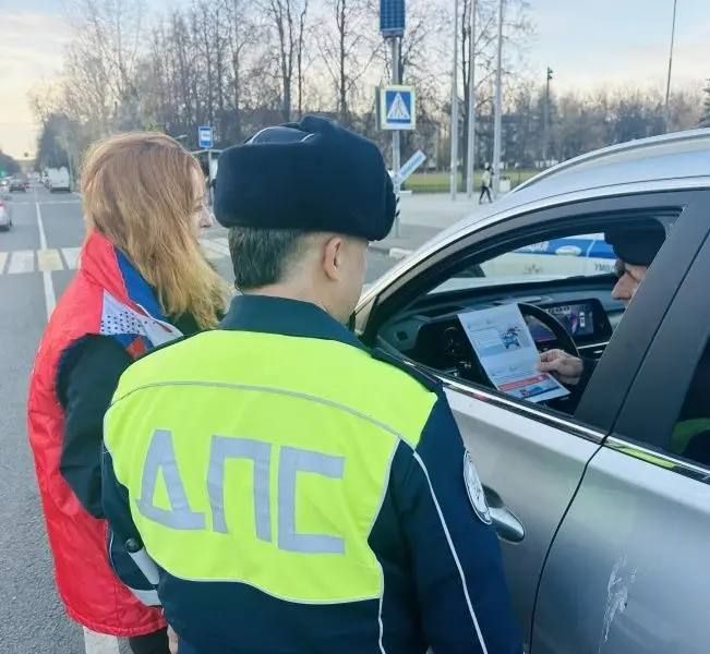 Сотрудники Госавтоинспекции по городскому округу Воскресенск и волонтеры провели профилактическое мероприятие «Встречная полоса» и раздали водителям тематические памятки
