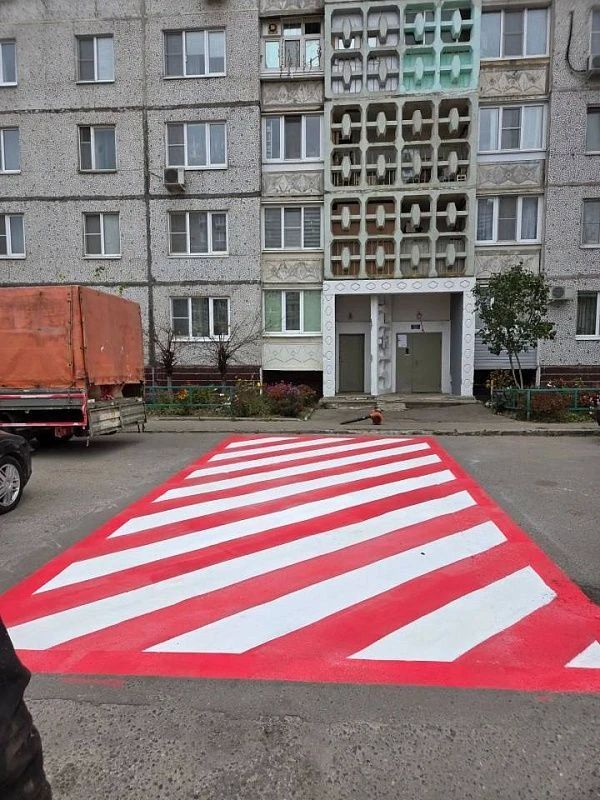 Пожарные площадки во дворах жилых домов — это специально оборудованные зоны, которые обеспечивают беспрепятственный проезд и манёвр пожарной техники при тушении возгораний Пожарные площадки во дворах жилых домов — это специально оборудованные зоны, которые обеспечивают беспрепятственный проезд и манёвр пожарной техники при тушении возгораний