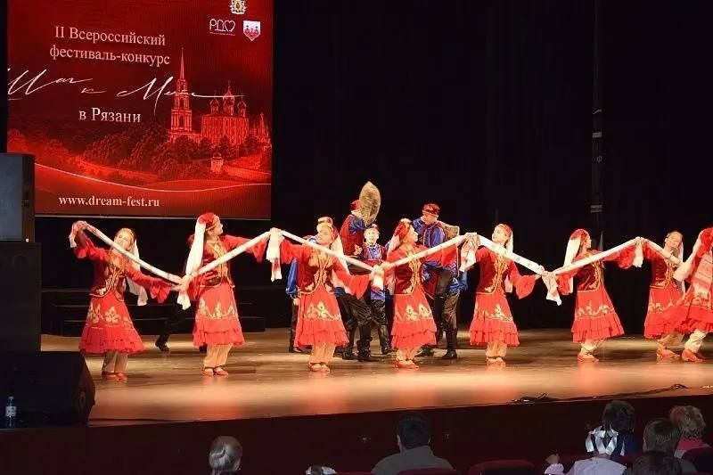 Народный коллектив «Ансамбль народного танца «Сувенир» ДК «Химик» завоевал награды на II Всероссийском фестивале-конкурсе хореографического творчества «Шаг к мечте», который прошёл в Рязани 24 октября Народный коллектив «Ансамбль народного танца «Сувенир» ДК «Химик» завоевал награды на II Всероссийском фестивале-конкурсе хореографического творчества «Шаг к мечте», который прошёл в Рязани 24 октября