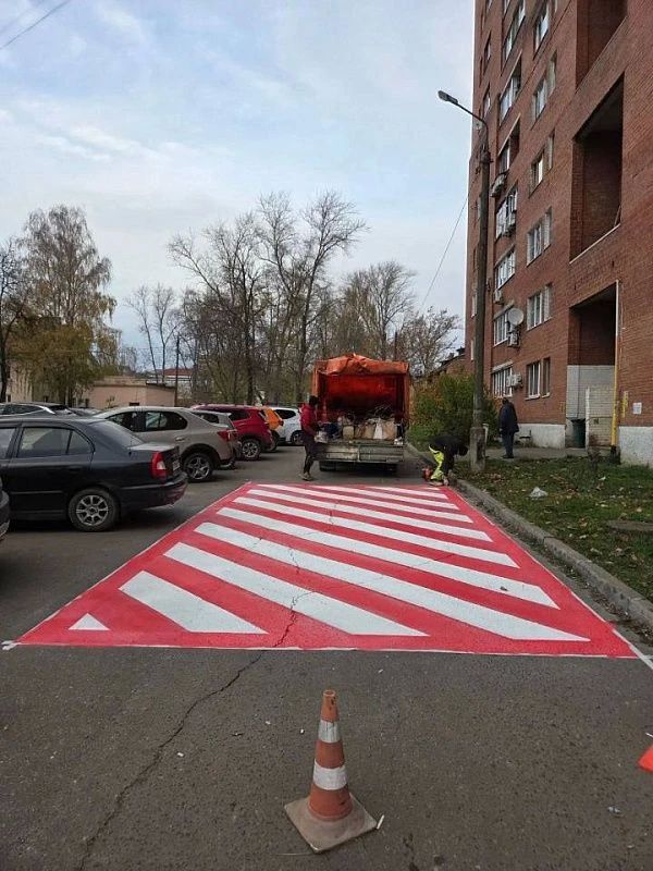 Пожарные площадки во дворах жилых домов — это специально оборудованные зоны, которые обеспечивают беспрепятственный проезд и манёвр пожарной техники при тушении возгораний Пожарные площадки во дворах жилых домов — это специально оборудованные зоны, которые обеспечивают беспрепятственный проезд и манёвр пожарной техники при тушении возгораний