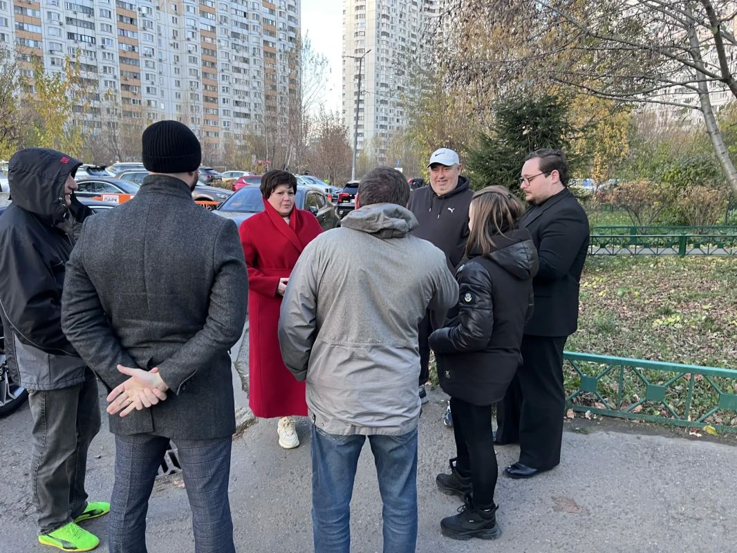 На связи с жителями. Заместитель главы городского округа Красногорск Елена Горшкова провела обход двора дома № 19 на Красногорском бульваре