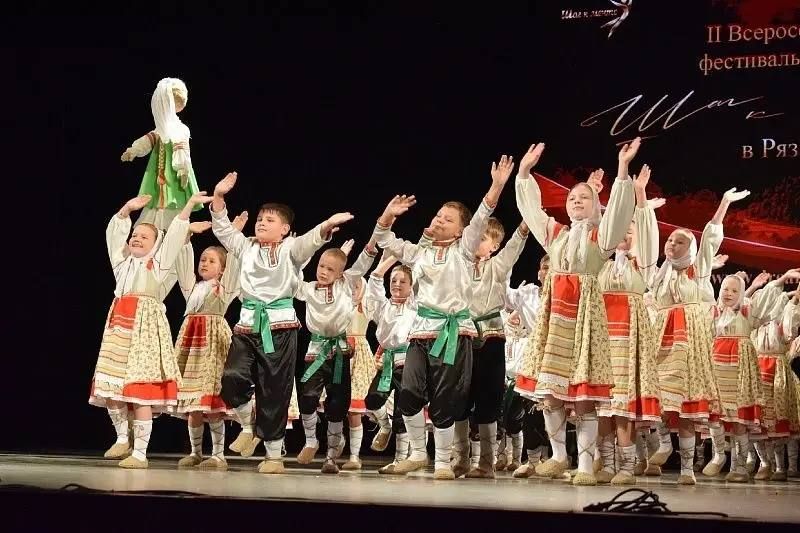 Народный коллектив «Ансамбль народного танца «Сувенир» ДК «Химик» завоевал награды на II Всероссийском фестивале-конкурсе хореографического творчества «Шаг к мечте», который прошёл в Рязани 24 октября Народный коллектив «Ансамбль народного танца «Сувенир» ДК «Химик» завоевал награды на II Всероссийском фестивале-конкурсе хореографического творчества «Шаг к мечте», который прошёл в Рязани 24 октября