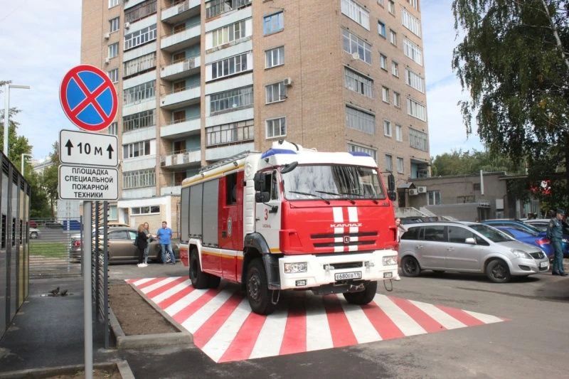 Пожарные площадки во дворах жилых домов — это специально оборудованные зоны, которые обеспечивают беспрепятственный проезд и манёвр пожарной техники при тушении возгораний