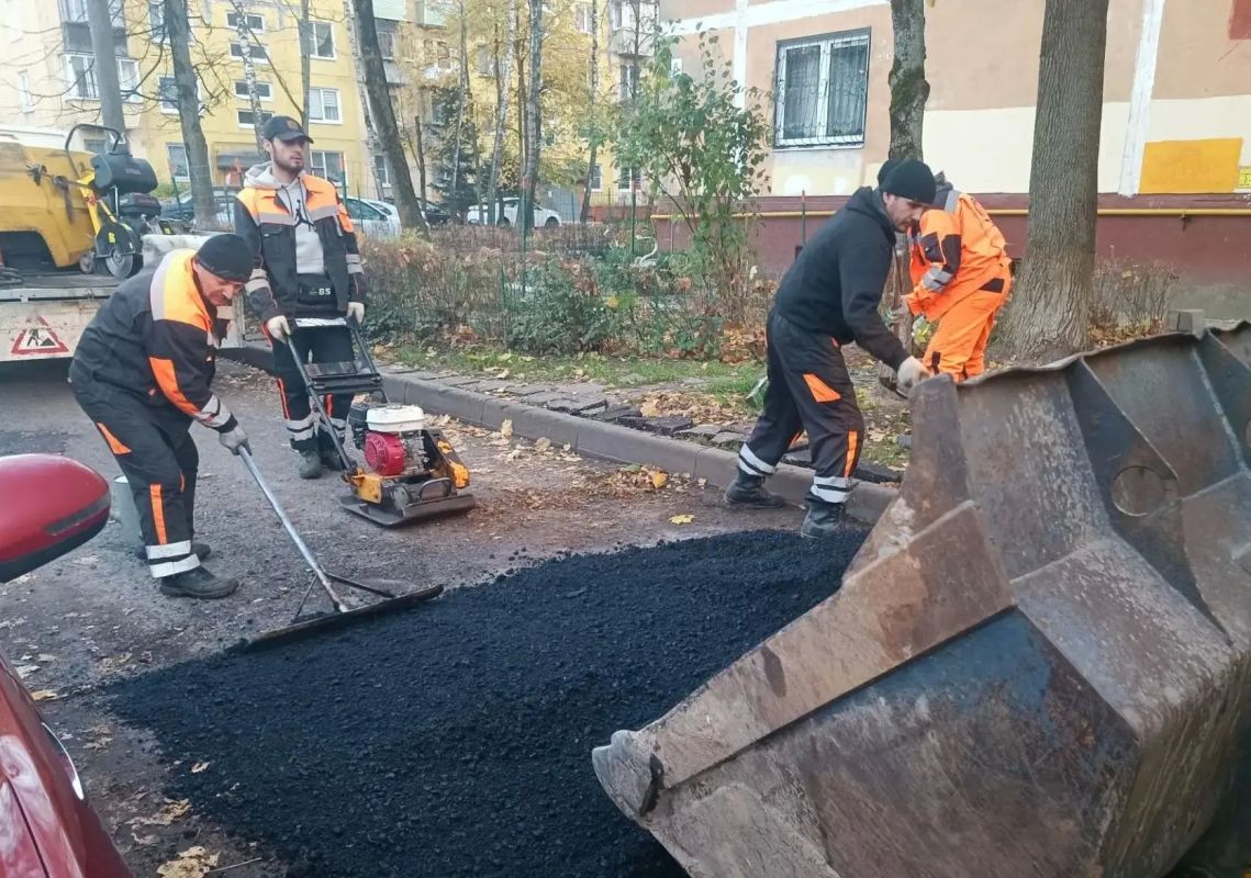 Сотрудники городского предприятия «Автобытдор» продолжают ремонтные работы по восстановлению дорожного полотна Сотрудники городского предприятия «Автобытдор» продолжают ремонтные работы по восстановлению дорожного полотна