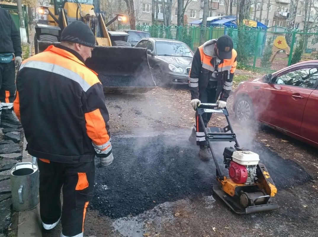 Сотрудники городского предприятия «Автобытдор» продолжают ремонтные работы по восстановлению дорожного полотна Сотрудники городского предприятия «Автобытдор» продолжают ремонтные работы по восстановлению дорожного полотна