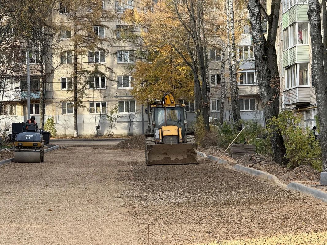 В Сергиевом Посаде на Новоугличском шоссе, 88А, идут комплексные работы: здесь строят парковочное пространство, делают проезд во двор и входные группы подъездов В Сергиевом Посаде на Новоугличском шоссе, 88А, идут комплексные работы: здесь строят парковочное пространство, делают проезд во двор и входные группы подъездов