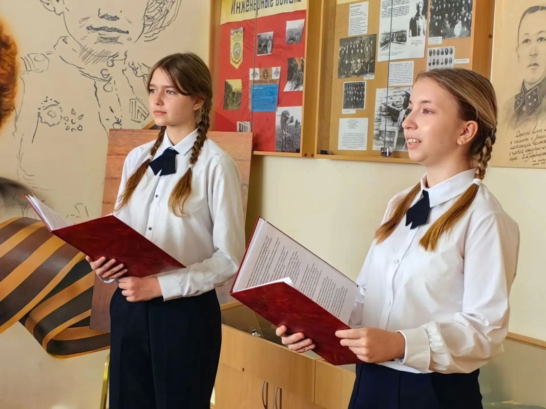 В красногорском лицее № 4 встретились ветераны комсомола и юные карбышевцы В красногорском лицее № 4 встретились ветераны комсомола и юные карбышевцы