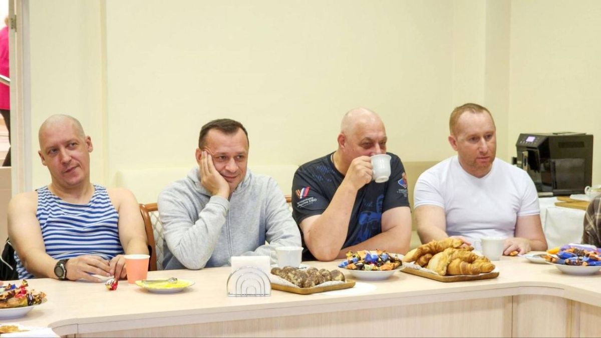 Артист Александр Морозов встретился с бойцами в реабилитационном центре «Ясенки» Артист Александр Морозов встретился с бойцами в реабилитационном центре «Ясенки»