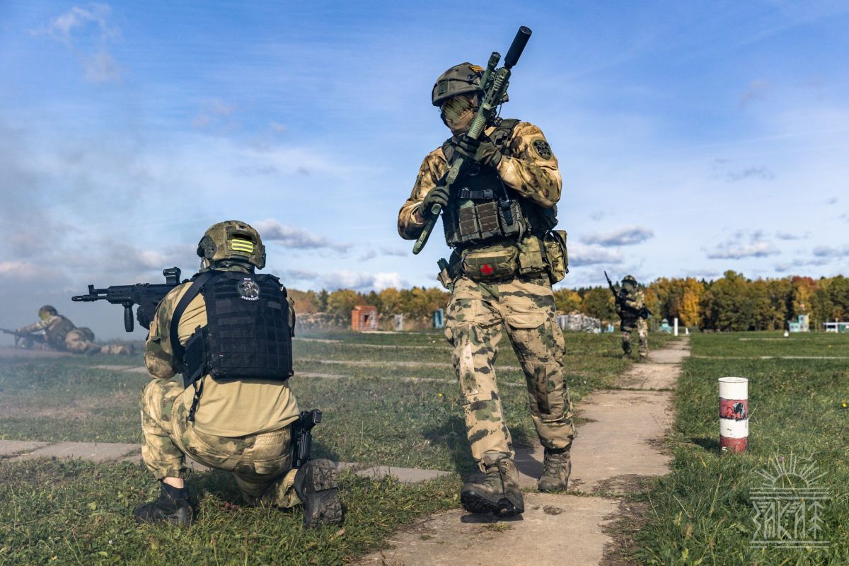 Итак, двигаясь по маршруту, колонна попадает в засаду с применением мин/дронов и отражает атаку противника Итак, двигаясь по маршруту, колонна попадает в засаду с применением мин/дронов и отражает атаку противника