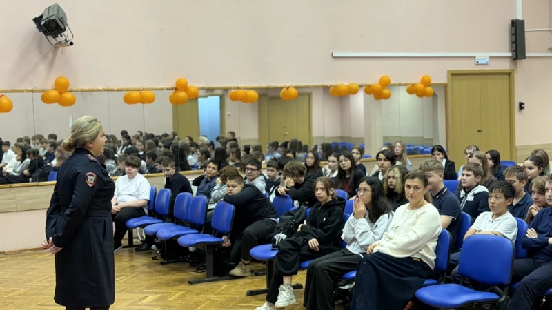 В Химках сотрудница полиции провела профилактическую беседу в старших классах