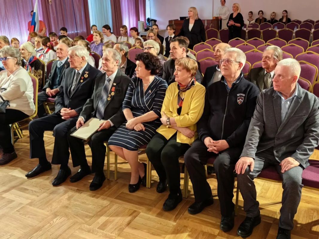 В красногорском лицее № 4 встретились ветераны комсомола и юные карбышевцы В красногорском лицее № 4 встретились ветераны комсомола и юные карбышевцы