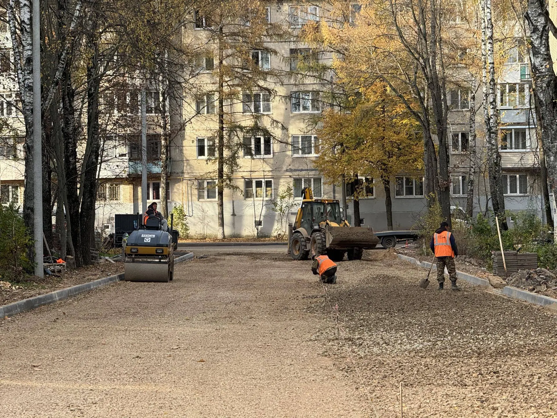 В Сергиевом Посаде на Новоугличском шоссе, 88А, идут комплексные работы: здесь строят парковочное пространство, делают проезд во двор и входные группы подъездов