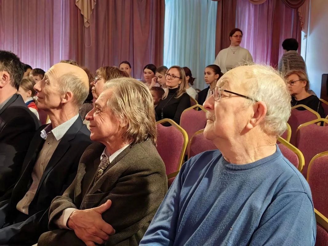 В красногорском лицее № 4 встретились ветераны комсомола и юные карбышевцы В красногорском лицее № 4 встретились ветераны комсомола и юные карбышевцы