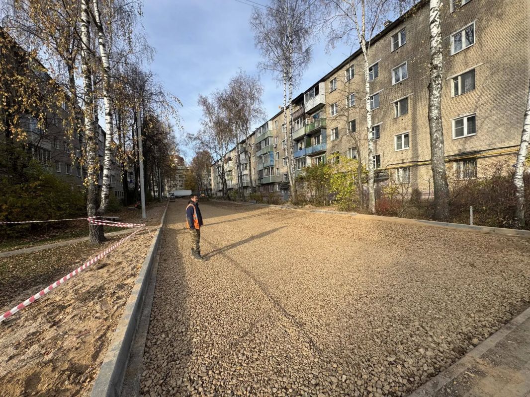 В Сергиевом Посаде на Новоугличском шоссе, 88А, идут комплексные работы: здесь строят парковочное пространство, делают проезд во двор и входные группы подъездов В Сергиевом Посаде на Новоугличском шоссе, 88А, идут комплексные работы: здесь строят парковочное пространство, делают проезд во двор и входные группы подъездов