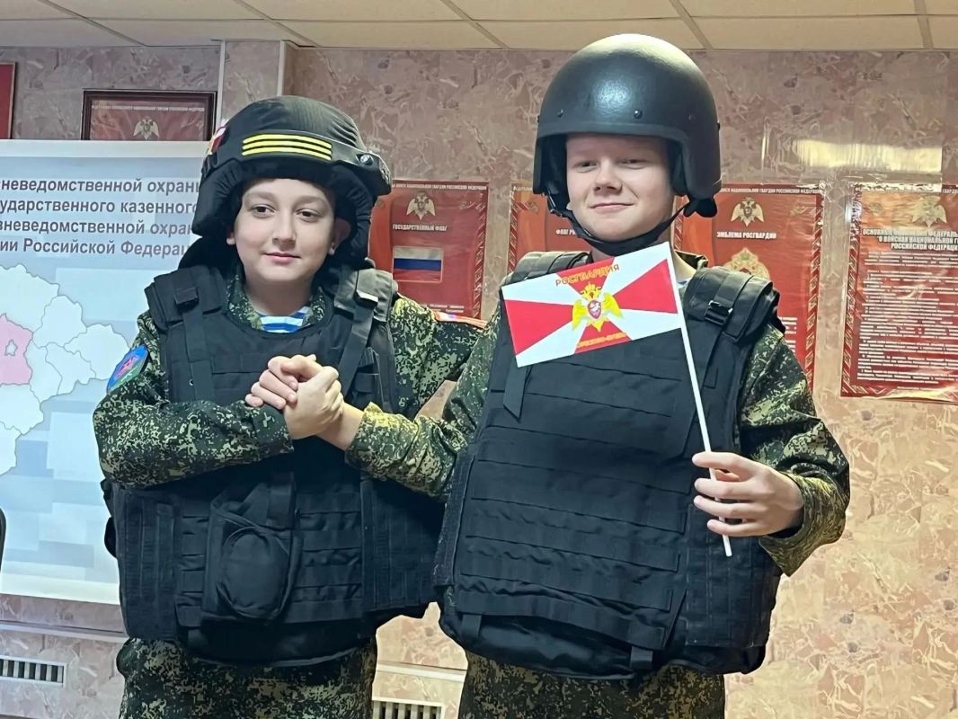 Росгвардейцы провели день открытых дверей для юных патриотов в Подмосковье Росгвардейцы провели день открытых дверей для юных патриотов в Подмосковье