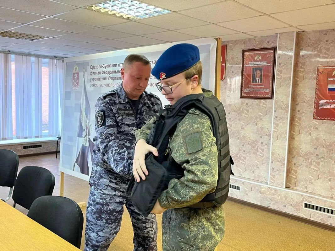 Росгвардейцы провели день открытых дверей для юных патриотов в Подмосковье Росгвардейцы провели день открытых дверей для юных патриотов в Подмосковье